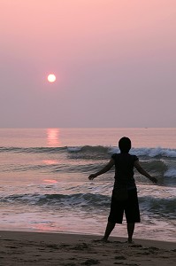 EXERCICE DE YOGA SUR LA PLAGE AU LEVER DU JOUR, BANG SAPHAN, THAILANDE, ASIE 