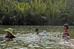 FAMILLE DE PECHEURS THAILANDAIS DANS LA RIVIERE, PECHE AUX MOULES D'EAU DOUCE, REGION DE BANG SAPHAN, THAILANDE, ASIE 