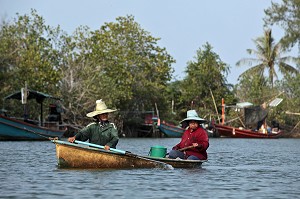 FEMMES DE PECHEURS EN CANOE KAYAK SUR LA RIVIERE, REGION DE BANG SAPHAN, THAILANDE, ASIE 