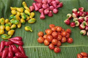 CONFISERIES THALANDAISES, BONBONS EN FORME DE FRUITS COLORES, MARCHE DE BANG SAPHAN, THAILANDE, ASIE 