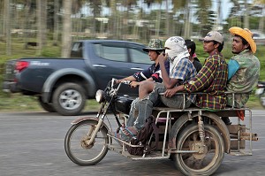 THAILANDAIS SUR UN SCOOTER TRANSFORME EN SIDE-CAR, BANG SAPHAN, THAILANDE, ASIE 