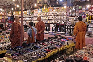 MOINES BOUDDHISTES SUR LE MARCHE DE NUIT, BANG SAPHAN, THAILANDE 