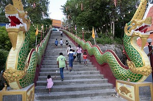 LES DRAGONS DE L'ESCALIER, PROTECTEURS DU SITE, MENANT AU TEMPLE BOUDDHIQUE DE BANG SAPHAN, THAILANDE, ASIE 