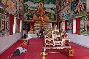 FIDELE ET MOINE BOUDDHISTE DORMANT A L'INTERIEUR DU TEMPLE BOUDDHIQUE DE BANG SAPHAN, THAILANDE, ASIE 