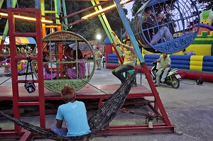 VIEUX MANEGES DE LA FETE FORAINE, FESTIVITES DU NOUVEL AN, BANG SAPHAN, THAILANDE, ASIE 