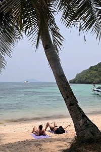 BRONZAGE SUR L'ILE DE KHO THALU, REGION DE BANG SAPHAN, THAILANDE 