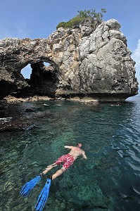 PLONGEE SOUS-MARINE EN MASQUE ET TUBA AU LARGE DE L’ILE DE KHO THALU, REGION DE BANG SAPHAN, THAILANDE, ASIE 