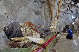 BOUDDHA COUCHE, GROTTES NATURELLES A L'INTERIEUR D'UN TEMPLE BOUDDHIQUE, REGION DE BANG SAPHAN, THAILANDE, ASIE 