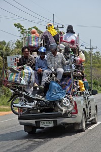 PICKUP SURCHARGE TRANSPORTANT DES PASSAGERS, RETOUR DES TRAVAUX DES CHAMPS, ROUTE DE LA REGION DE BANG SAPHAN, THAILANDE, ASIE 