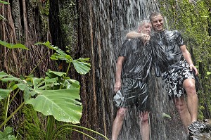 FRAICHEUR SOUS UNE CHUTE D'EAU, TREKKING DANS LA JUNGLE, REGION DE BANG SAPHAN, THAILANDE 