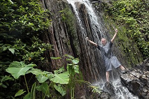 FRAICHEUR SOUS UNE CHUTE D'EAU, TREKKING DANS LA JUNGLE, REGION DE BANG SAPHAN, THAILANDE 