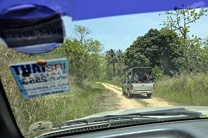 ENTREE DANS LA JUNGLE EN 4X4, RESERVE NATURELLE DE LA REGION DE BANG SAPHAN, THAILANDE 