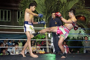 COMBAT DE BOXE THAI LE SOIR AU CORAL HOTEL, BANG SAPHAN, THAILANDE 