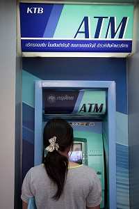 DISTRIBUTEUR DE BILLETS DE LA BANQUE ATM, BANG SAPHAN, THAILANDE 