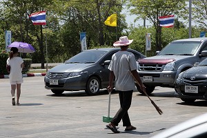 CHAPEAU ET PARAPLUIE POUR SE PROTEGER DU SOLEIL, BANG SAPHAN, THAILANDE 