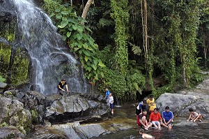 BAIGNADE DE LA POPULATION THAILANDAISE LOCALE DANS UNE VASQUE AU PIED D'UNE CHUTE D'EAU, AU MILIEU DE LA JUNGLE, REGION DE BANG SAPHAN, THAILANDE, ASIE 