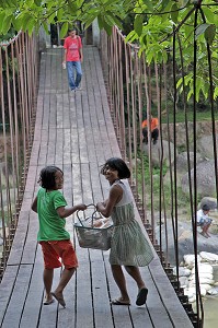 ENFANTS AVEC UN PANIER A PROVISIONS TRAVERSANT LA RIVIERE SUR UN PONT EN BOIS SUSPENDU, SOURCES D'EAU CHAUDE DE RANONG, THAILANDE, ASIE 