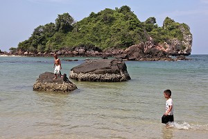 JEUX D'ENFANTS DANS LA MER, BAIE DE BO THONG LANG, REGION DE BANG SAPHAN, THAILANDE 