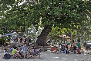 PIQUE-NIQUE, PLAGE DE LA BAIE DE BO THONG LANG, REGION DE BANG SAPHAN, THAILANDE 