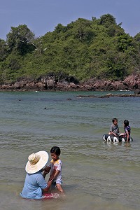 ENFANTS DANS LA MER, PLAGE DE LA BAIE DE BO THONG LANG, THAILANDE 