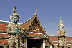 YAKSHA (GARDIENS), GEANTS DU RAMAKIEN CHARGES D'ELOIGNER LES ESPRITS DU MAL, ENTREE DU WAT PHRA KAEO (WAT PHRA KAEW) OU TEMPLE DU BOUDDHA D'EMERAUDE, SITUE DANS L'ENCEINTE DU PALAIS ROYAL, BANGKOK, THAILANDE, ASIE 