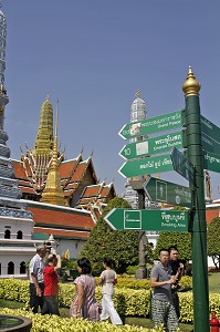 GROUPE DE VISITEURS DANS LES JARDINS DU WAT PHRA KAEO (WAT PHRA KAEW) OU TEMPLE DU BOUDDHA D'EMERAUDE, SITUE DANS L'ENCEINTE DU PALAIS ROYAL, BANGKOK, THAILANDE, ASIE 