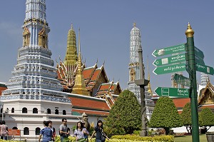 GROUPE DE VISITEURS DANS LES JARDINS DU WAT PHRA KAEO (WAT PHRA KAEW) OU TEMPLE DU BOUDDHA D'EMERAUDE, SITUE DANS L'ENCEINTE DU PALAIS ROYAL, BANGKOK, THAILANDE, ASIE 