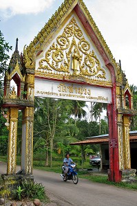 ENTREE DE LA COCOTERAIE, PROVINCE DE BANG SAPHAN, THAILANDE 