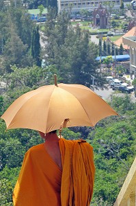 MOINE BOUDDHISTE, TEMPLE DE NONNES, PRACHUAP KHIRI KHAN, THAILANDE 