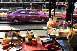 RESTAURATION AMBULANTE SUR LES TROTTOIRS DE BANGKOK, THAILANDE 