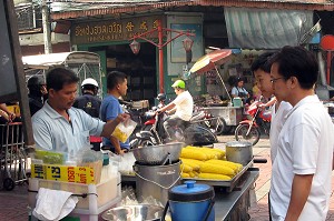 RESTAURATION AMBULANTE SUR LES TROTTOIRS DU QUARTIER CHINOIS, CHINATOWN, BANGKOK, THAILANDE 
