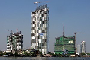 BUILDINGS, IMMEUBLES EN CONSTRUCTION SUR LES RIVES DE LA RIVIERE CHAO PHRAYA, BANGKOK, THAILANDE 