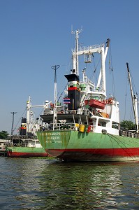 CARGO, BATEAU DE COMMERCE ET BUILDINGS, IMMEUBLES SUR LES RIVES DE LA RIVIERE CHAO PHRAYA. BANGKOK, THAILANDE 