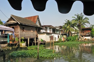 MAISON SUR PILOTIS AU BORD DES KLONGS, PETITS CANAUX, BANGKOK, THAILANDE 