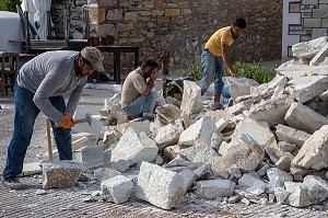 OUVRIERS TAILLEURS DE PIERRE SUR UN CHANTIER DE YENIFOCA, RIVIERA DES OLIVIERS, NORD D’IZMIR, TURQUIE 