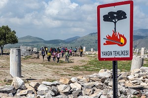 PANNEAU D'INTERDICTION DE FAIRE DU FEU SUR LE SITE DE L'ACROPOLE DE CITE ANTIQUE ROMAINE DE PERGAME, RIVIERA DES OLIVIERS, NORD D’IZMIR, TURQUIE 