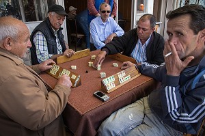 JEU DE SOCIETE TURC, JOUEURS DE OKEY DANS UN CAFE DE PERGAME, RIVIERA DES OLIVIERS, NORD D’IZMIR, TURQUIE 