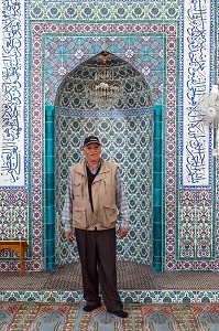 MUSULMAN DANS LA MOSQUEE HAYRETTIN PASA (ANCIENNE EGLISE), VILLAGE D'AYVALIK SUR LES BORDS DE LA MER EGEE, RIVIERA DES OLIVIERS, NORD D’IZMIR, TURQUIE 