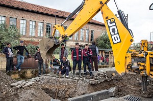 OUVRIERS TURCS SUR UN CHANTIER DE LA ROUTE DE KUCUKKUYU, TRAVAUX PUBLICS AVEC LA PELLETEUSE, NORD D'IZMIR, TURQUIE 