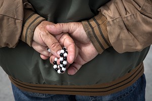 CHAPELET MUSULMAN APPELE TASBIH DANS LES MAINS D'UN CROYANT, VILLAGE D'AYVALIK SUR LES BORDS DE LA MER EGEE, RIVIERA DES OLIVIERS, NORD D’IZMIR, TURQUIE 