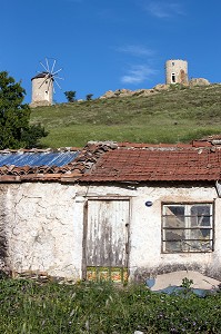 VIEUX MOULINS A VENT SUR LA COLLINE ET MAISON ABANDONNEE, VILLAGE DE PECHEURS DE FOCA SUR LA MER EGEE, RIVIERA DES OLIVIERS, NORD D’IZMIR, TURQUIE 