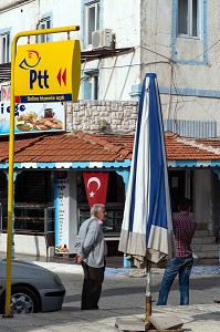 LE BUREAU DE POSTE (PTT) ET DRAPEAU TURC, VILLAGE DE PECHEURS DE YENIFOCA SUR LA MER EGEE, RIVIERA DES OLIVIERS, NORD D’IZMIR, TURQUIE 