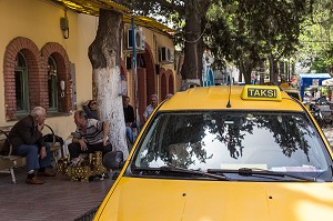 TAXI JAUNE (TAKSI), VILLAGE DE PECHEURS DE FOCA SUR LA MER EGEE, RIVIERA DES OLIVIERS, NORD D’IZMIR, TURQUIE 