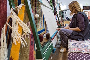 COOPERATIVE DE FEMMES, TRAVAIL A LA FABRIQUE DE TAPIS 'DESEN HALICILIK', PERGAME, RIVIERA DES OLIVIERS, NORD D’IZMIR, TURQUIE 