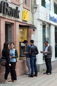 BANQUES ET DISTRIBUTEURS D'ARGENT, BOULEVARD ATATUK, VILLAGE D'AYVALIK SUR LES BORDS DE LA MER EGEE, RIVIERA DES OLIVIERS, NORD D’IZMIR, TURQUIE 