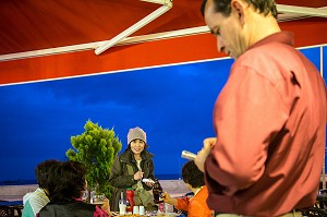 RESTAURANT TURC SUR LA PLAGE DE SARIMSAKLI, BORDS DE MER DANS LE GOLFE D'AYVALIK, RIVIERA DES OLIVIERS, NORD D’IZMIR, TURQUIE 