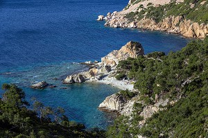 COTE DECOUPEE, LITTORAL TURC DE LA MER EGEE, REGION DE FOCA, RIVIERA DES OLIVIERS, NORD D’IZMIR, TURQUIE 