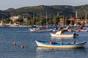 PETIT PORT DEVANT LES 2 MOSQUEES DU VILLAGE DE PECHEURS DE FOCA SUR LA MER EGEE, RIVIERA DES OLIVIERS, NORD D’IZMIR, TURQUIE 