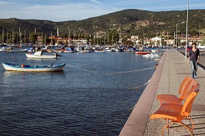 PROMENADE SUR LE PETIT PORT DEVANT LES 2 MOSQUEES DU VILLAGE DE PECHEURS DE FOCA SUR LA MER EGEE, RIVIERA DES OLIVIERS, NORD D’IZMIR, TURQUIE 