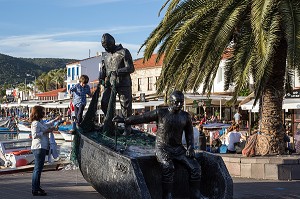 ENFANT ET SA MAMAN, JEU SUR LA STATUE DES PECHEURS, PORT DU VILLAGE DE FOCA SUR LA MER EGEE, RIVIERA DES OLIVIERS, NORD D’IZMIR, TURQUIE 